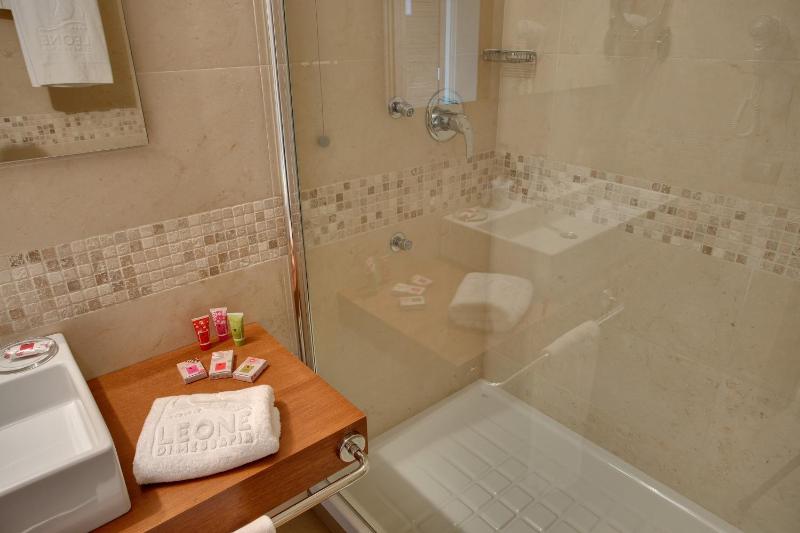 Comfort Twin Room image 3