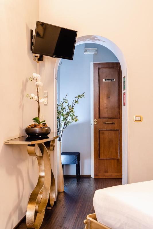 Deluxe Double Room image 2