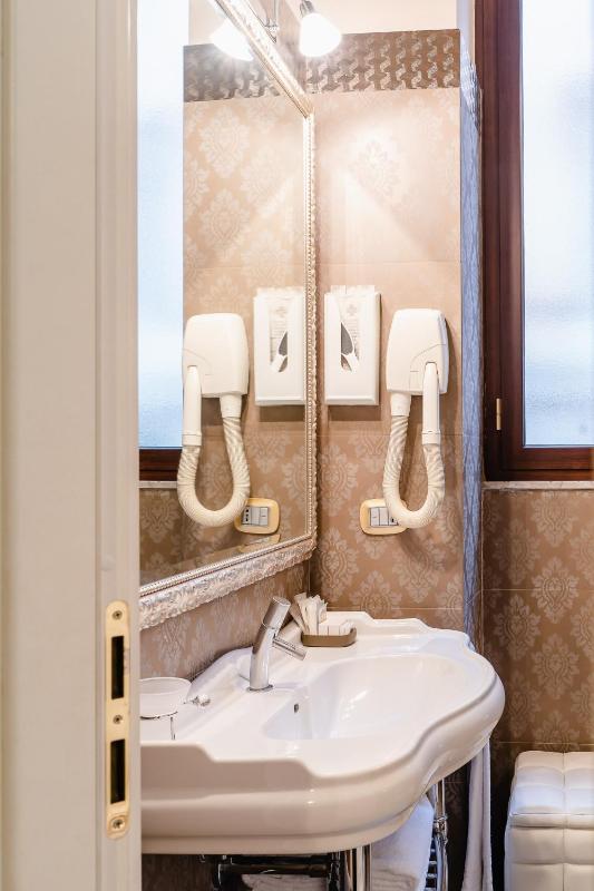 Superior Double Room image 3