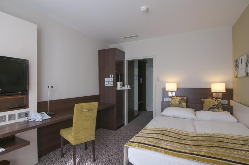 Standard Double Room image 2