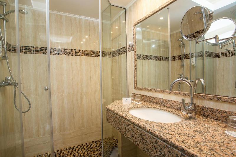 Deluxe Family Suite image 2