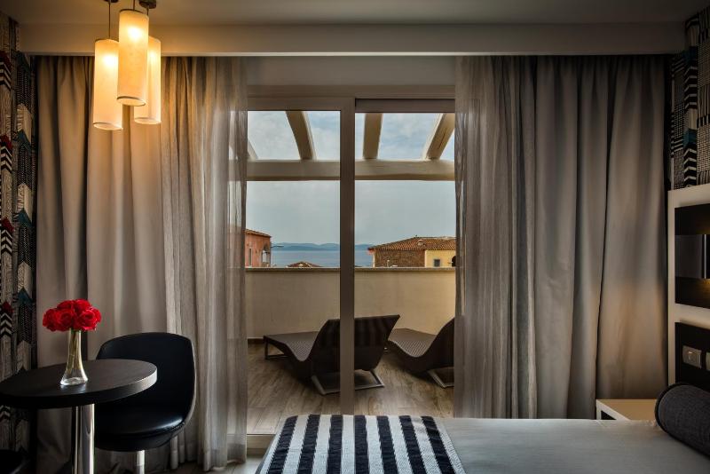 Deluxe Double Room with Terrace image 4