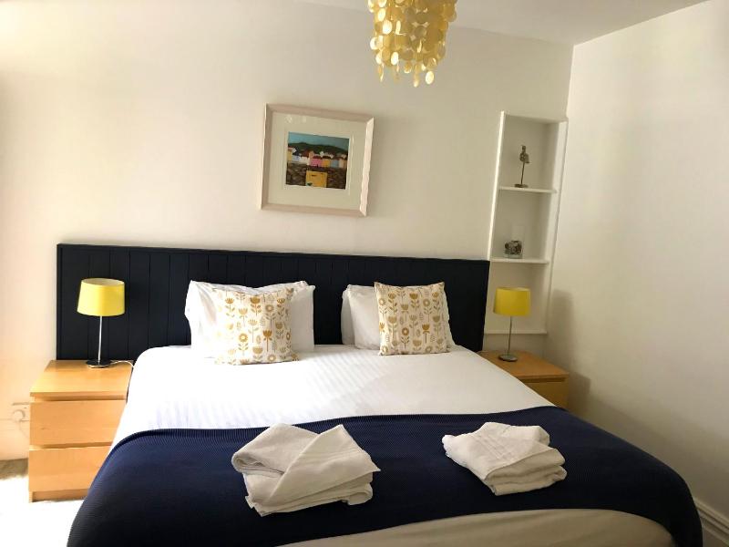 Standard Twin Room image 4