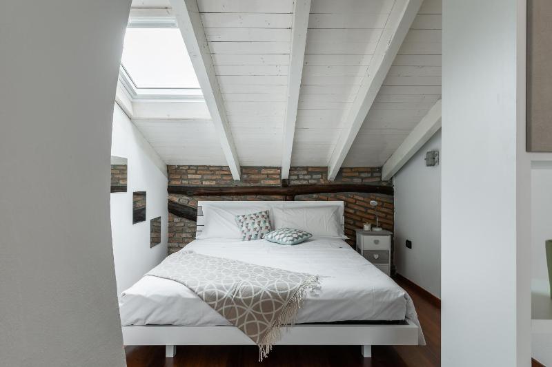 One-Bedroom Apartment image 4