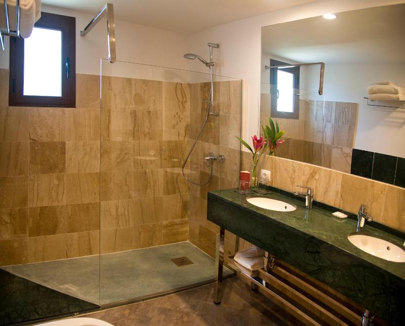 Standard Double or Twin Room image 3