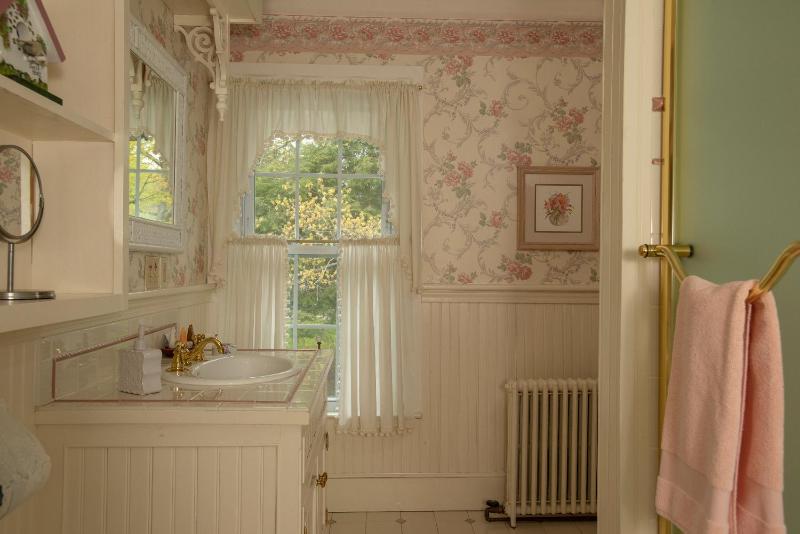 Deluxe King Room image 2