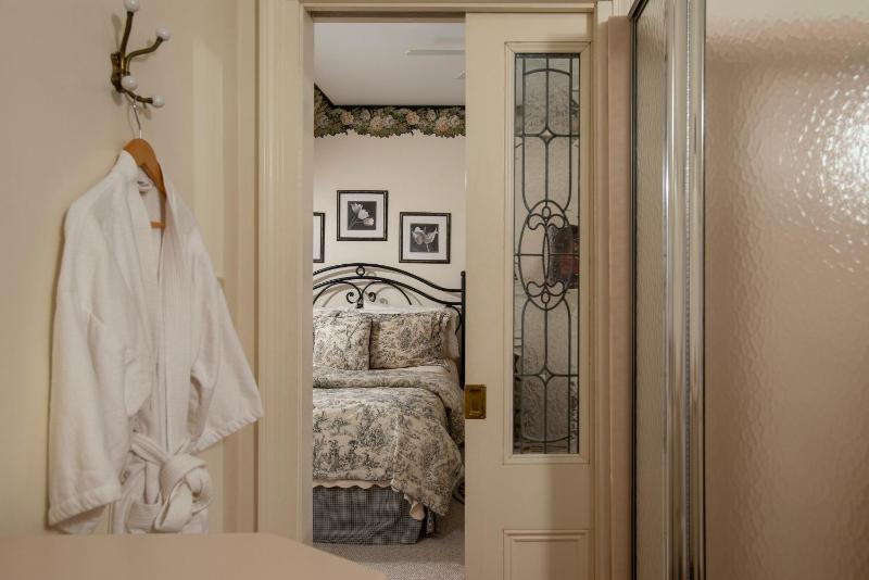 Queen Room image 2