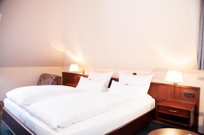 Double Room image 4