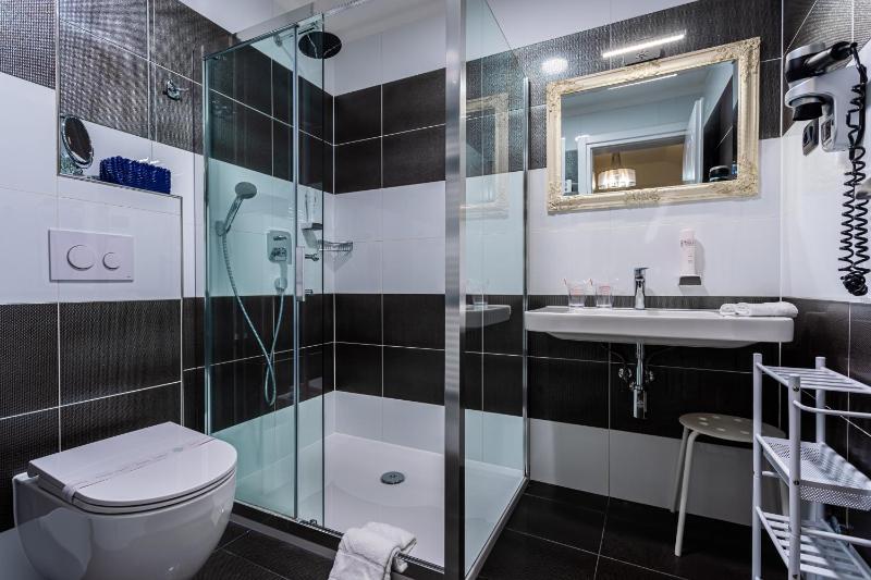 Double Room with Balcony image 3