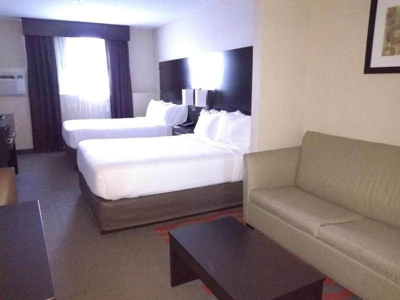 Queen Suite with Two Queen Beds image 3