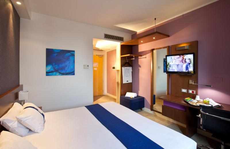 Standard Double Room with Sofa Bed - Smoking image 2