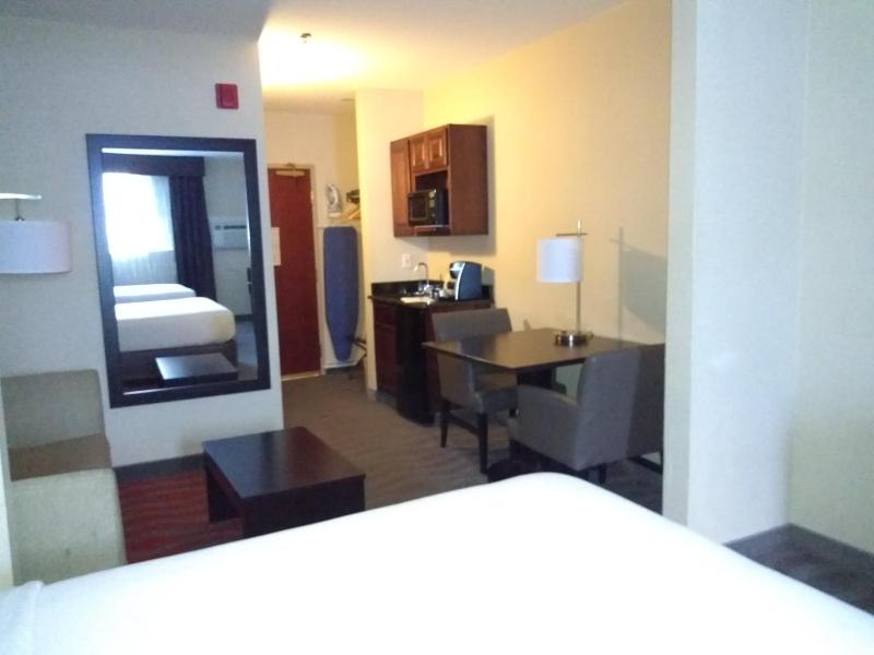Queen Suite with Two Queen Beds image 2