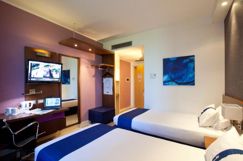 Standard King Room with Free Breakfast - Smoking image 3