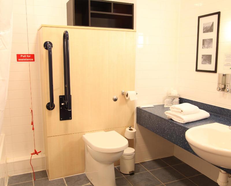 Standard Twin Room with Free Hot Breakfast - Accessible image 2