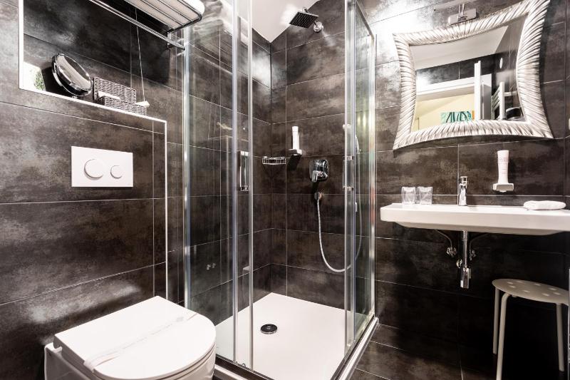 Suite with Balcony image 3