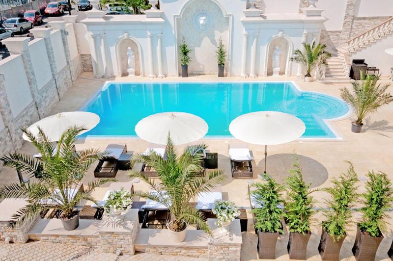 Suite with Terrace and Pool View image 4