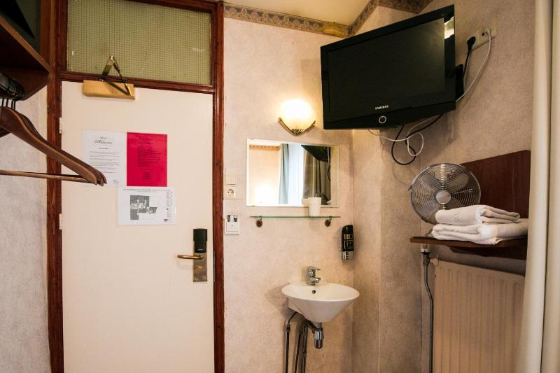 Single Room with Shared Shower and Toilet image 3