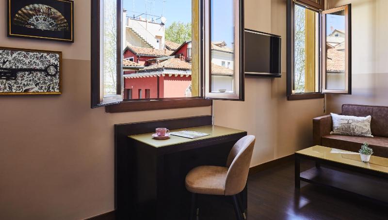 Premium King Room image 4