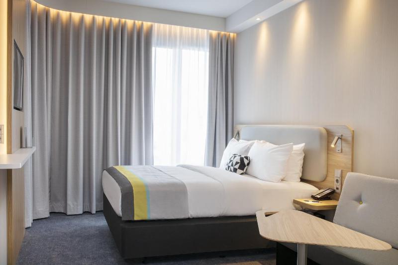 Standard Queen Room with Single Sofa Bed image 3