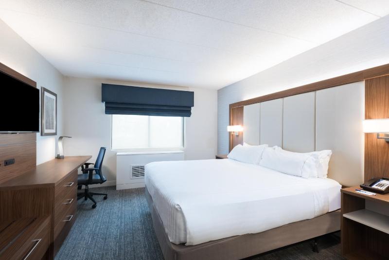 Standard King Room image 4