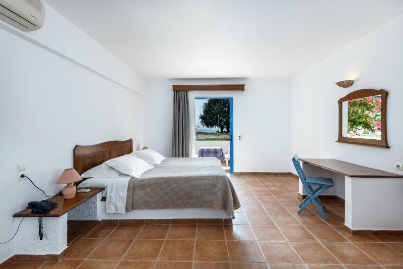 Triple Room with Sea View image 2