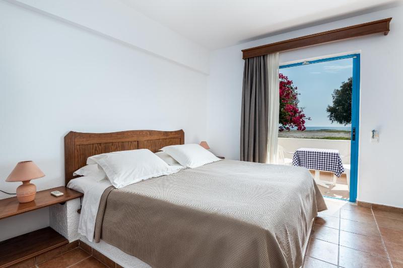 Triple Room with Sea View image 3