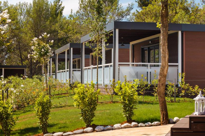 Luxury Two-Bedroom Mobile Home with Hot Tub image 3