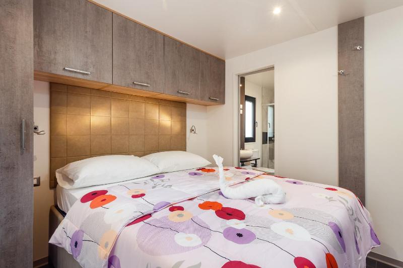 Deluxe Two-bedroom Mobile Home with Private Pool image 2