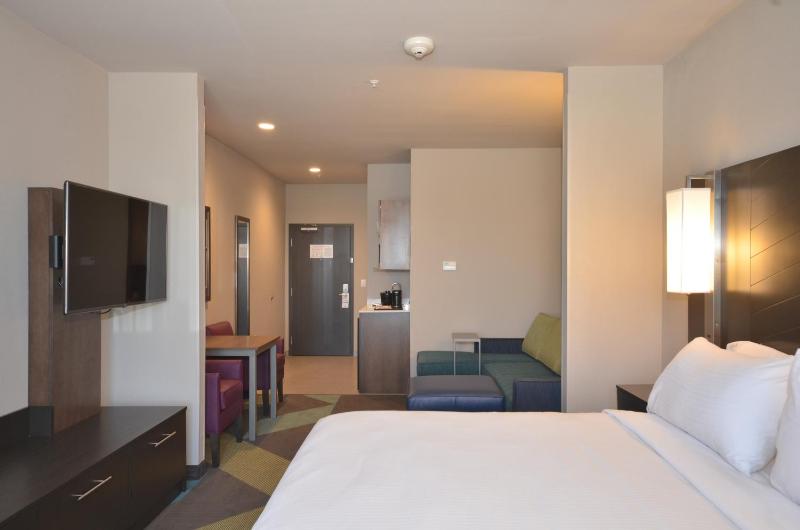 King Suite - Non-Smoking image 2