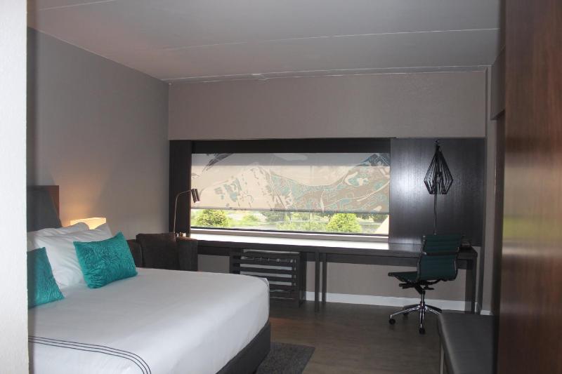 Standard King Room with Walk In Shower and City View image 4