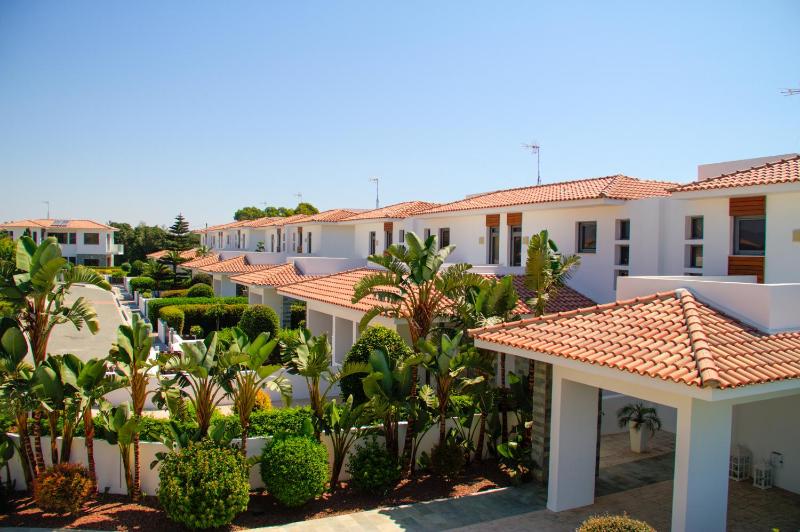 Three-Bedroom Villa with Private Pool and Sea View image 1