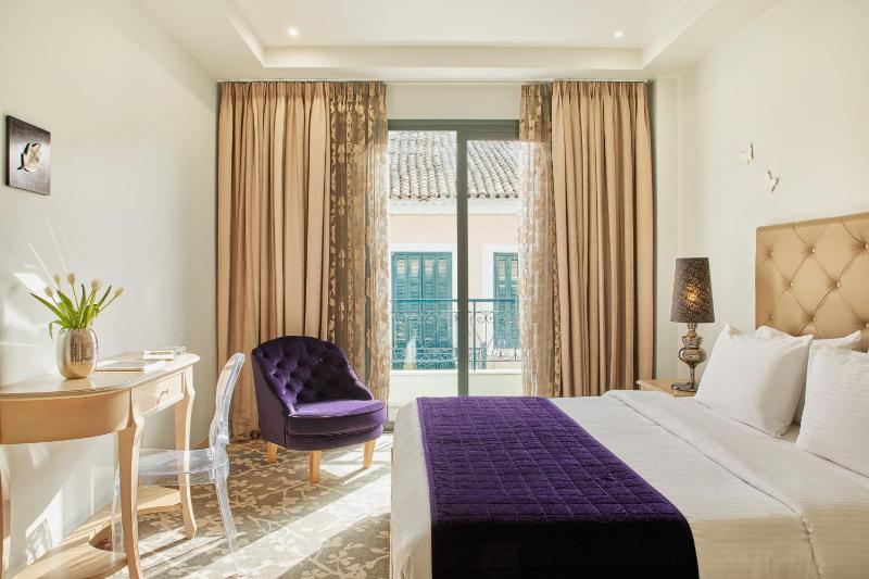 Superior Triple Room image 2