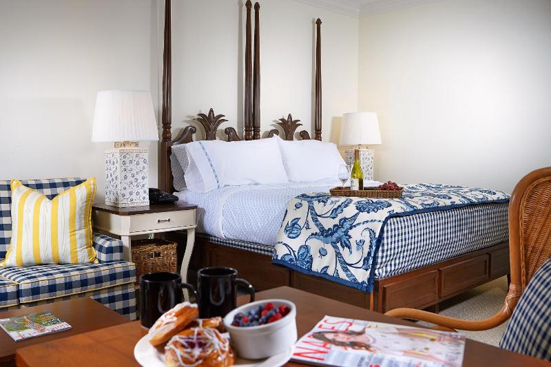 Deluxe King Room Lake View with Balcony image 2