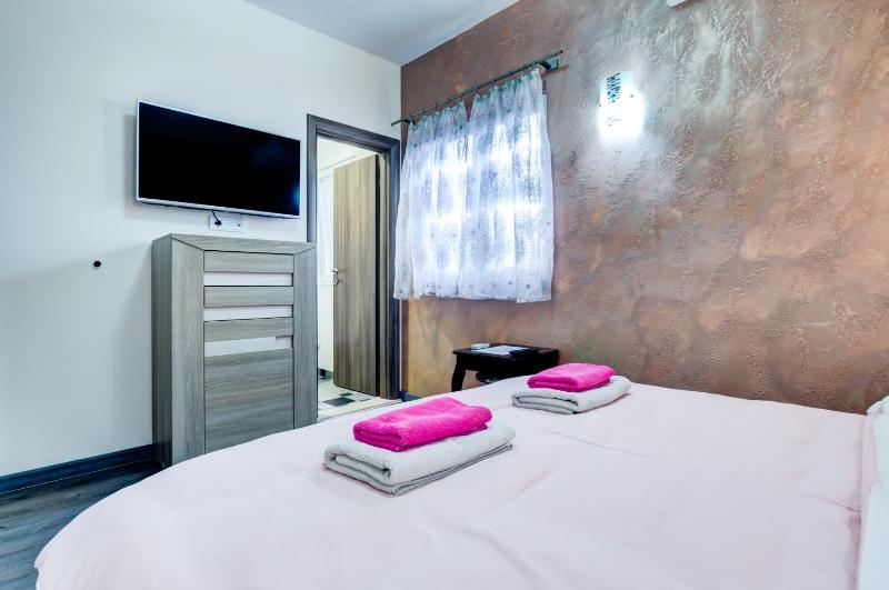 Standard King Room image 4