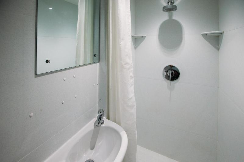Bed in 10-Bed Mixed Dorm Ensuite image 1