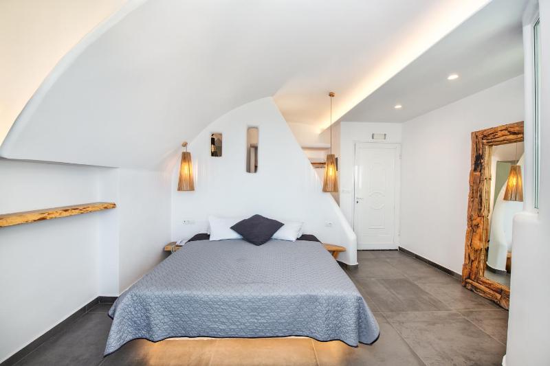Deluxe Suite with Outdoor Hot Tub and Sea View image 3