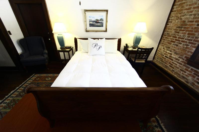 Standard Queen Room image 3