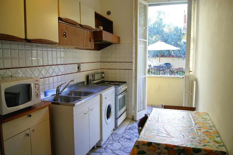 Two-Bedroom Apartment with Terrace - 11 Via Fossombroni image 3