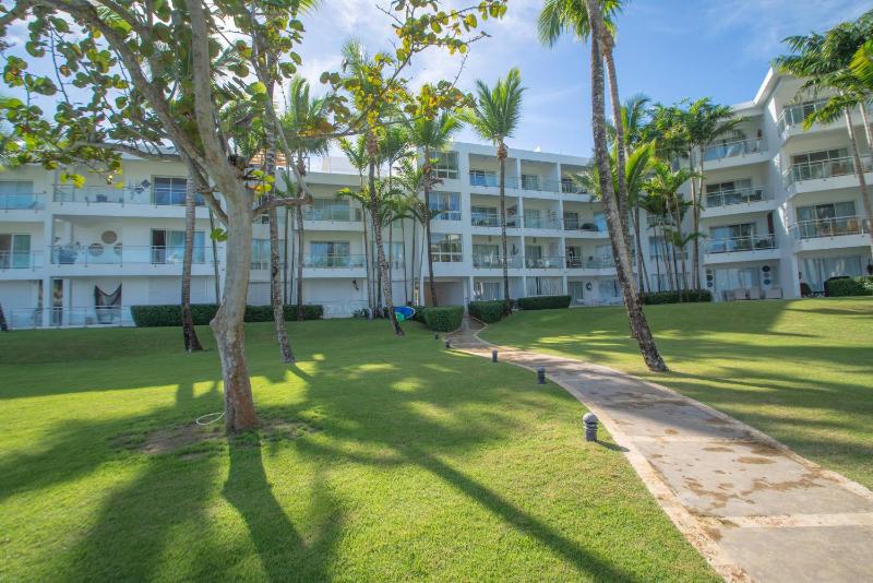 Seawinds Studio - Beachfront Getaway - image 2
