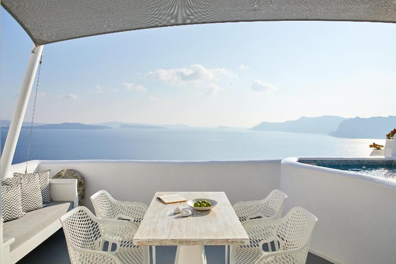 Senior Suite with Private Plunge Pool and Caldera View image 3