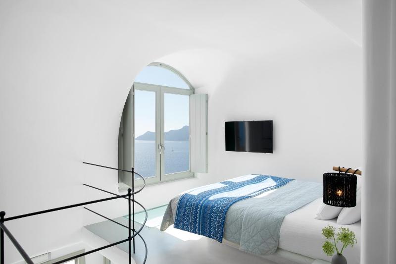 Deluxe Suite with private Infinity Pool, Hot tub and Caldera View image 1