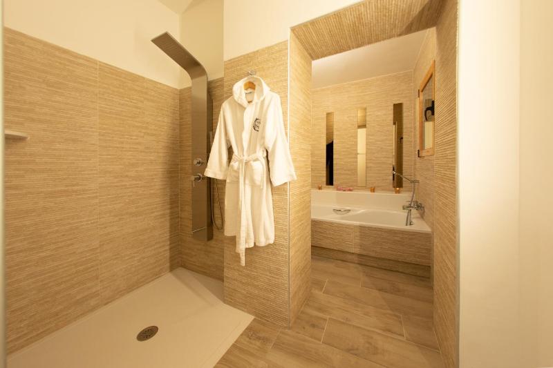 Deluxe Double Room image 1