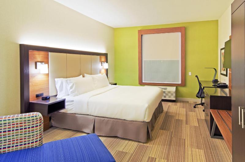 Standard King Room image 2