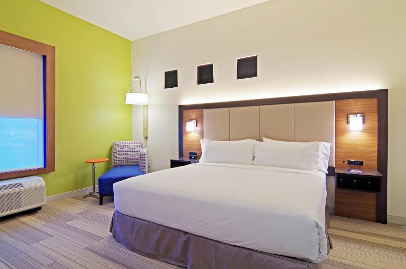 Standard King Room image 4