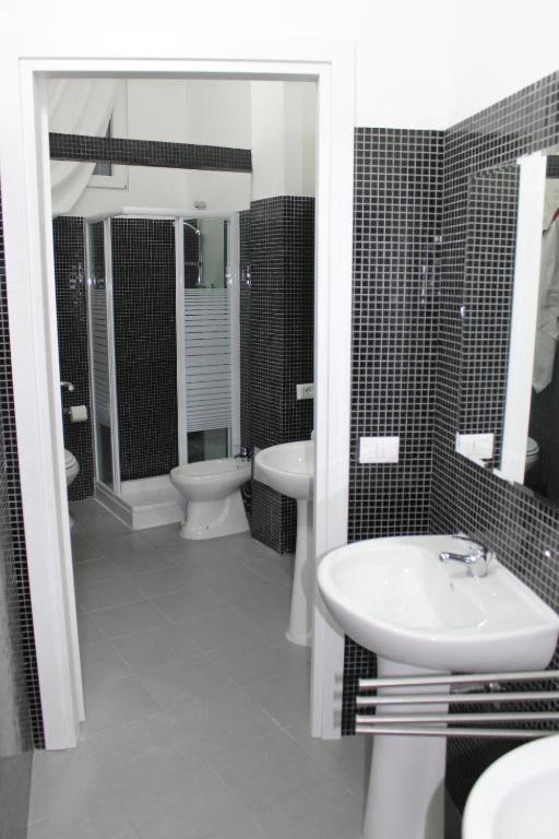 Single Room with Shared Bathroom image 2