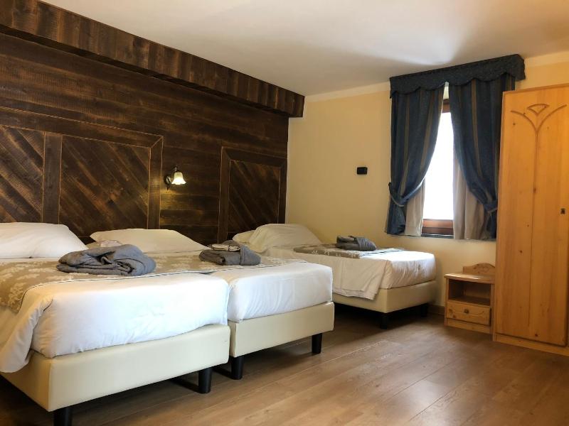 Superior Triple Room image 2