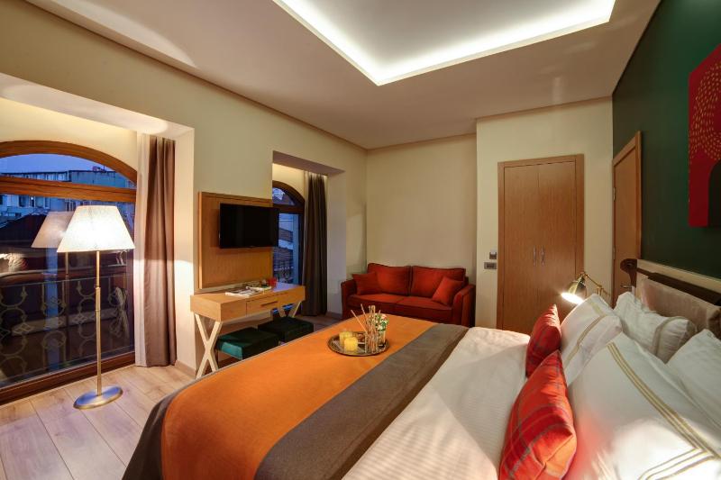 Deluxe Room with French Balcony image 4