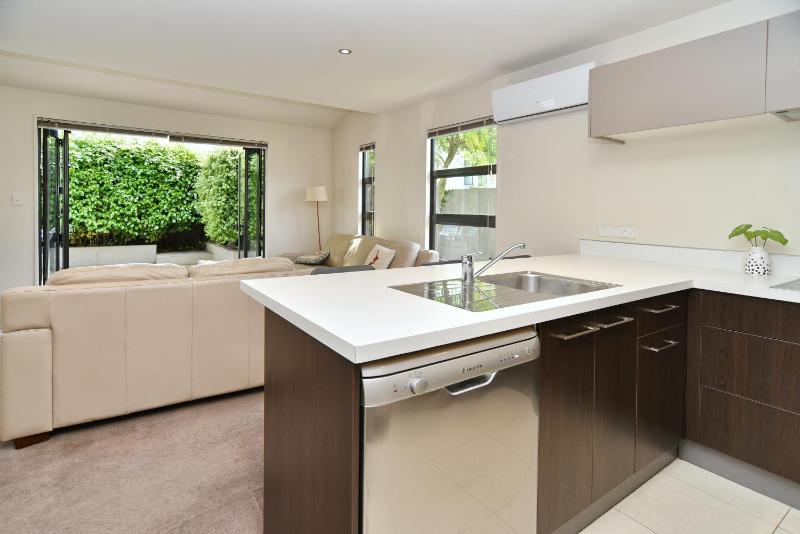 Next to Hagley Park - 7 Night special deals - image 16