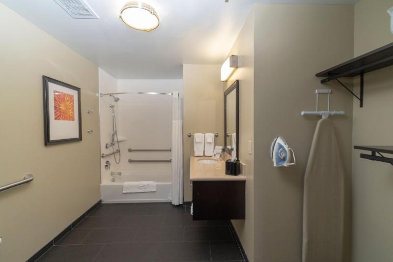 King Studio Suite with Bath Tub - Mobility Access image 3
