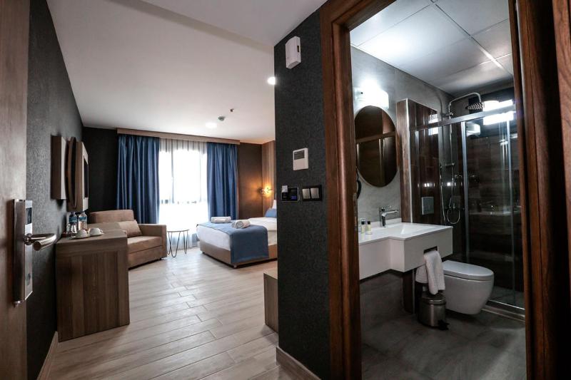 Twin Room with Extra Bed image 3